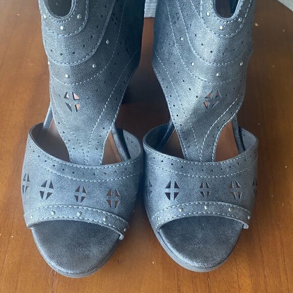 Maurices Women’s Gray Metallic Perforated Block Heel Sandals Size 9 - Picture 10 of 13